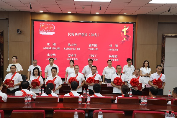 向优秀共产党员颁奖21