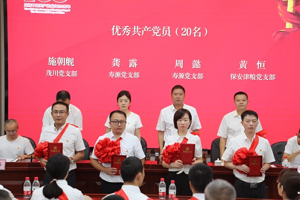 向优秀共产党员颁奖34